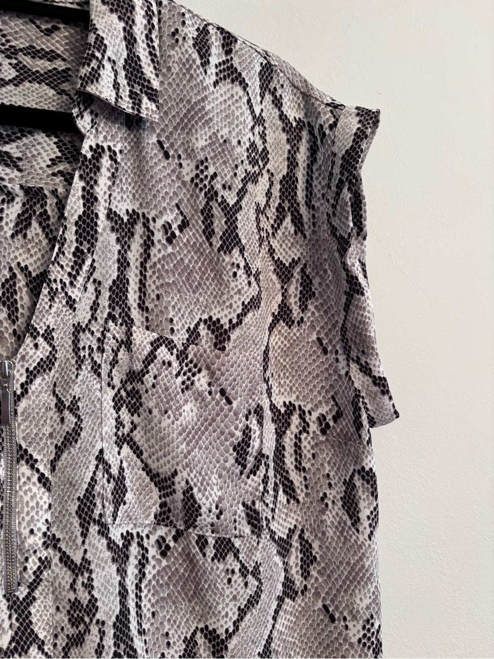 Express Snake-Print Short Sleeve Blouse - Picture 3 of 7